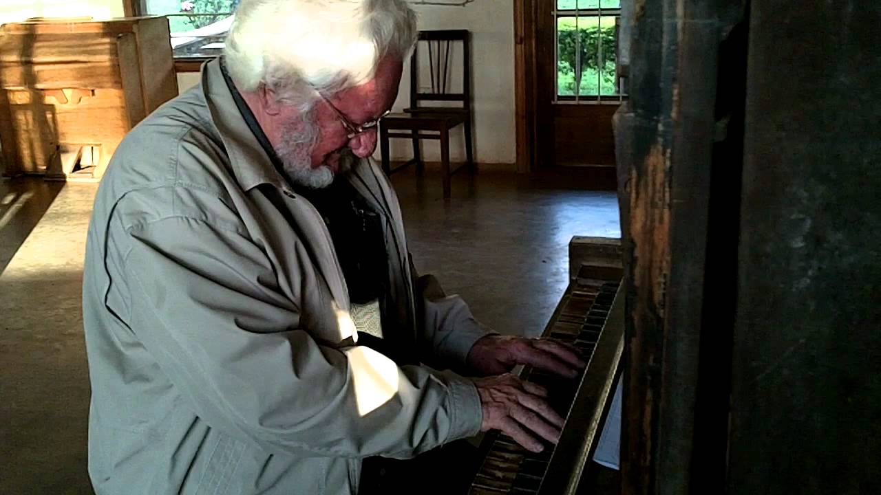 Dr Wilbert Kreiss au piano, ce soir-là, jouant l'hymne de la Réformation «C'est un rempart que notre Dieu»(LCL 444)